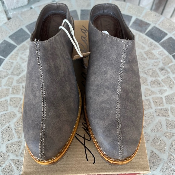 NIB American Rag Segovia Chocolate Heel Mule 8 - Picture 2 of 5